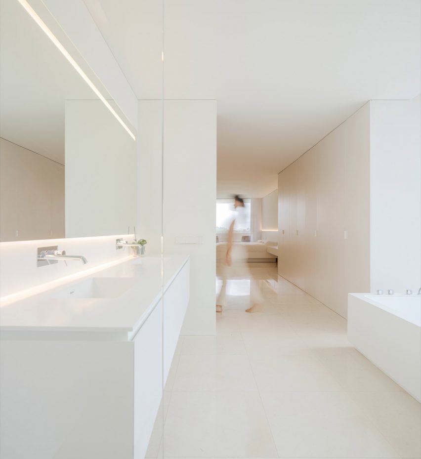 The Empty House by Fran Silvestre Arquitectos