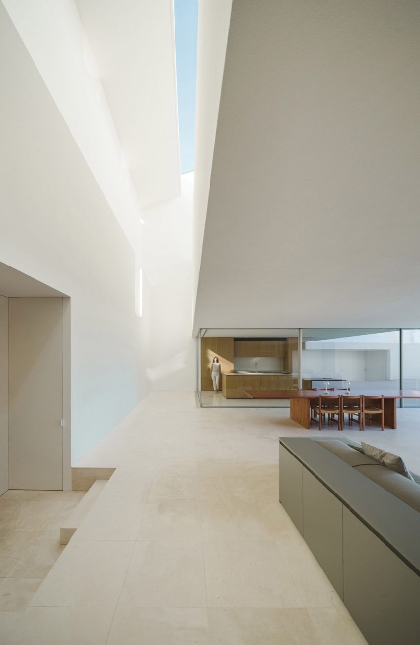 The Empty House by Fran Silvestre Arquitectos