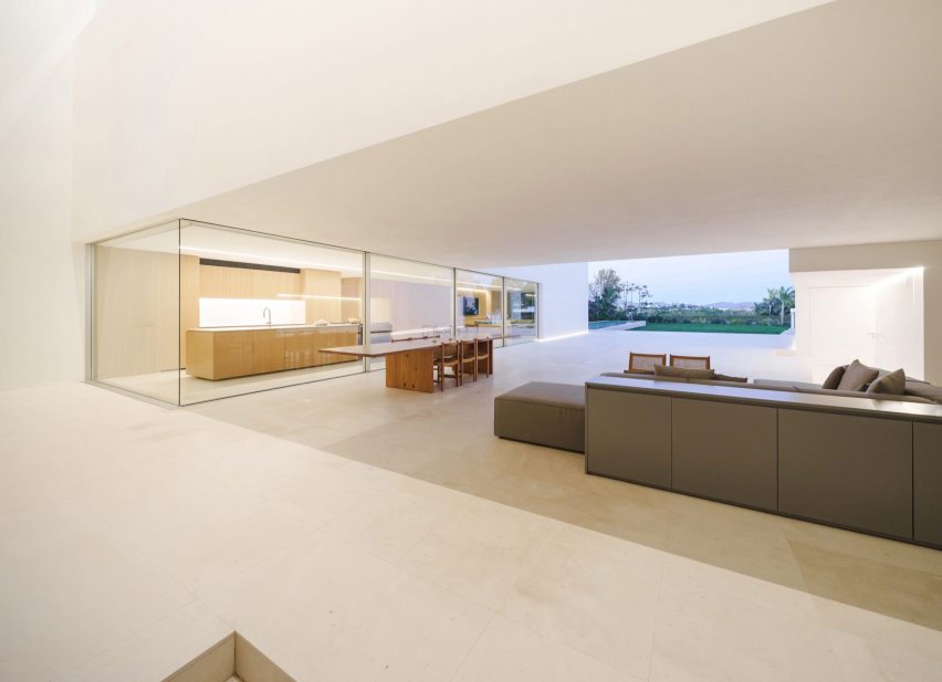 The Empty House by Fran Silvestre Arquitectos