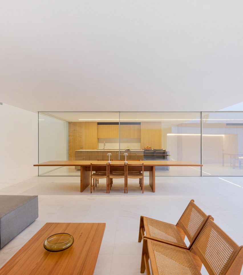 The Empty House by Fran Silvestre Arquitectos