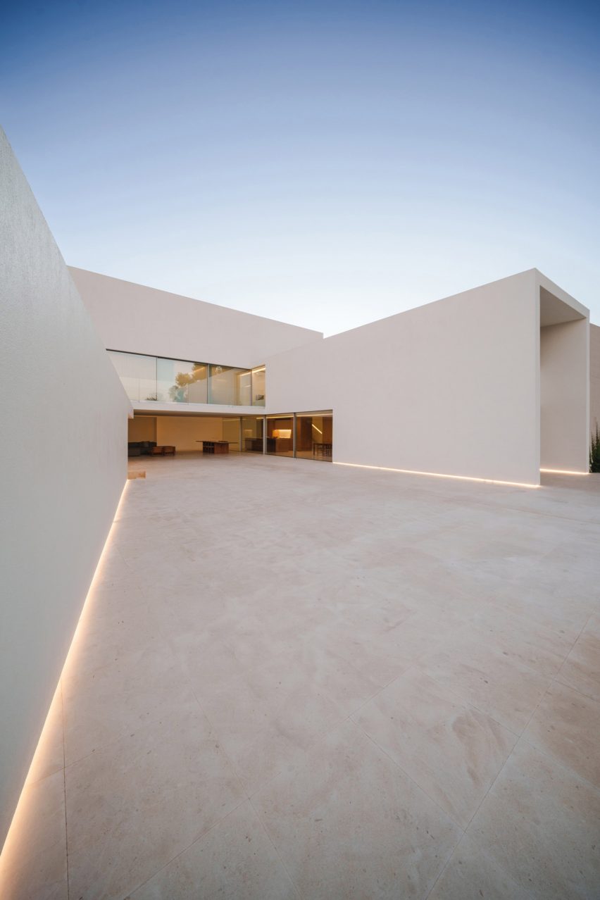 The Empty House by Fran Silvestre Arquitectos