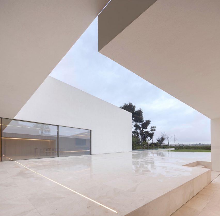 The Empty House by Fran Silvestre Arquitectos