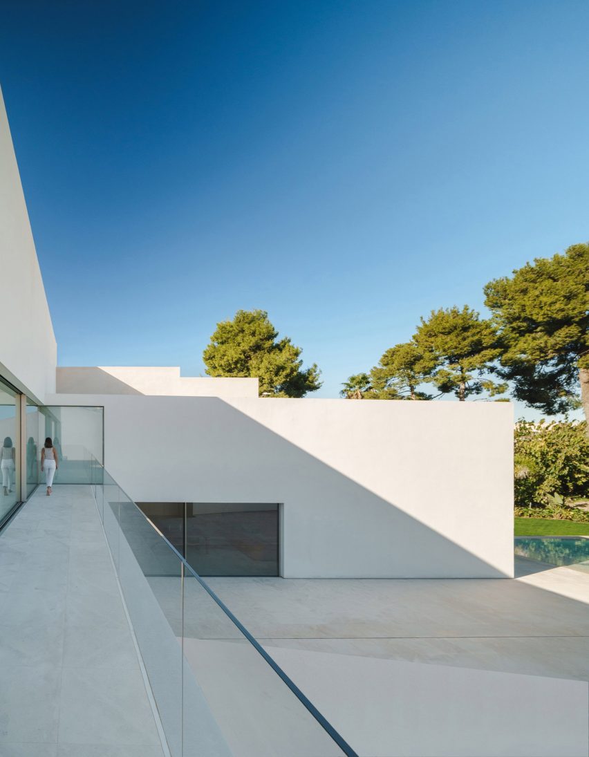 The Empty House by Fran Silvestre Arquitectos