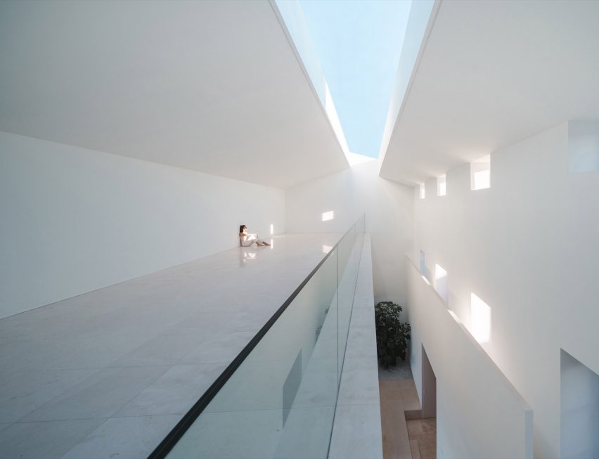 The Empty House by Fran Silvestre Arquitectos