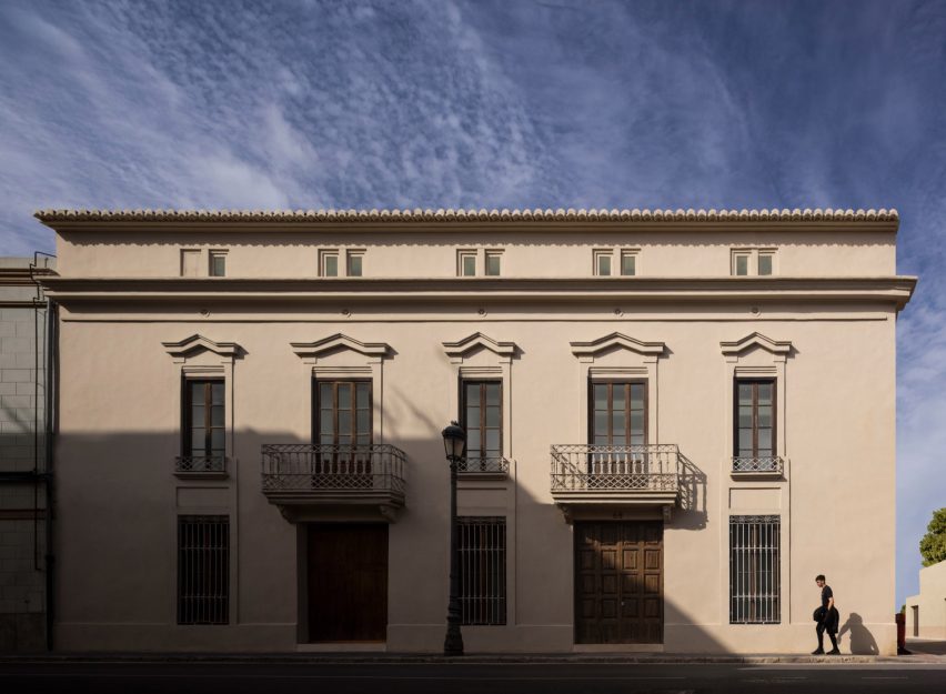 The Empty House by Fran Silvestre Arquitectos