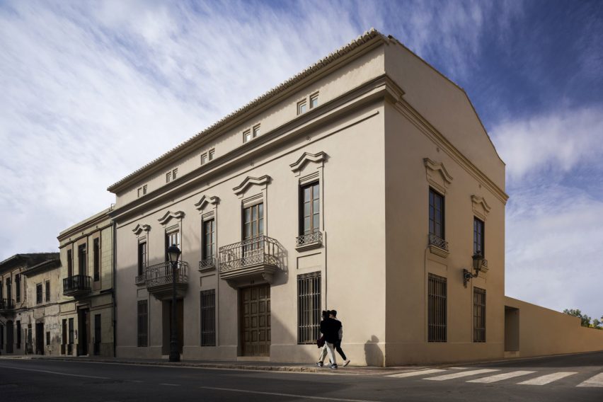 The Empty House by Fran Silvestre Arquitectos