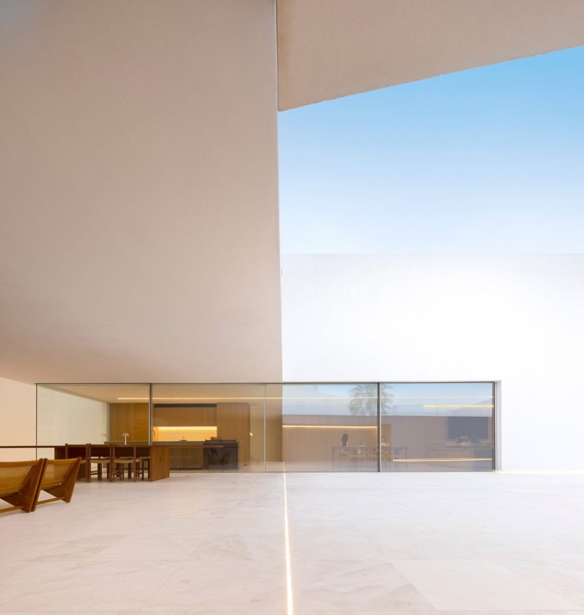 The Empty House by Fran Silvestre Arquitectos