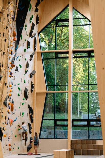 People climbing walls inside Høyt Under Taket by Snøhetta