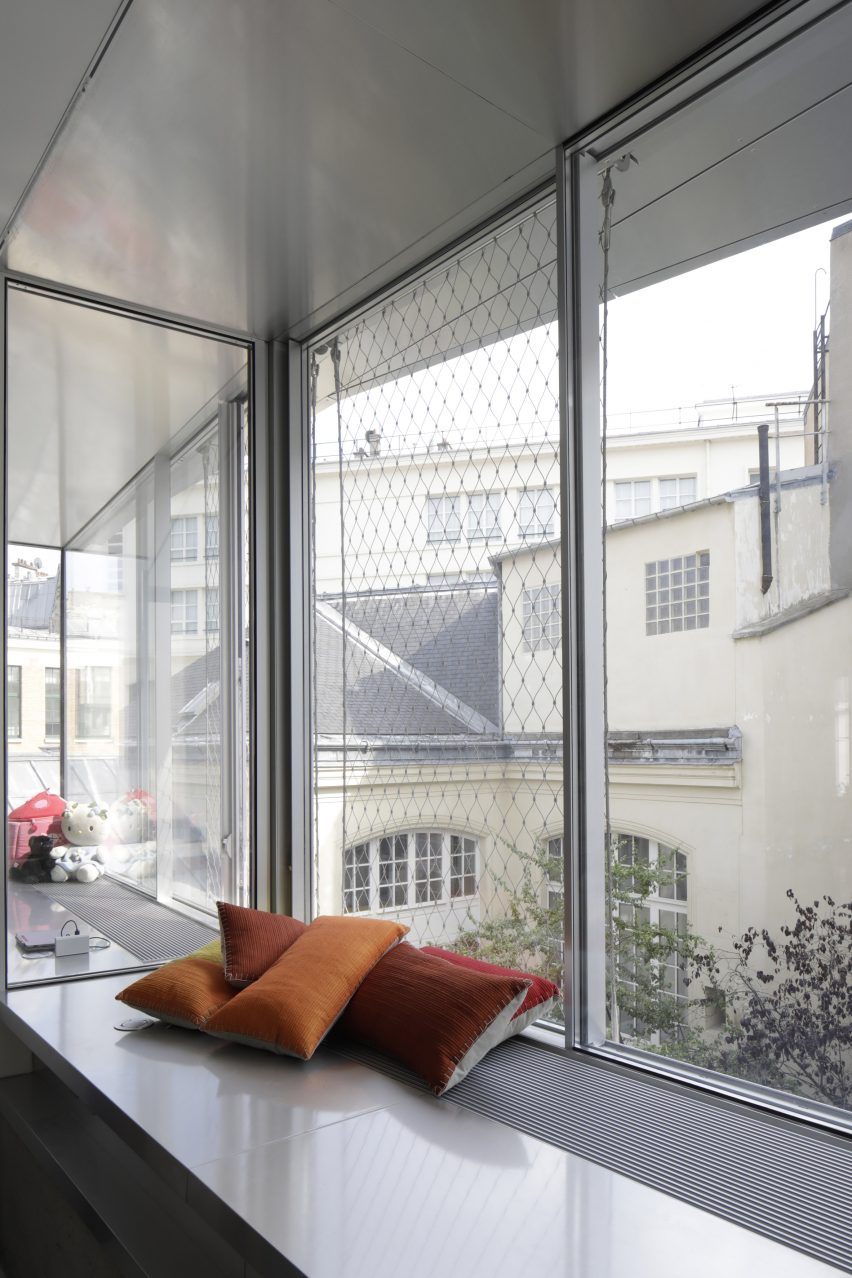 Deep window seat with red cushions