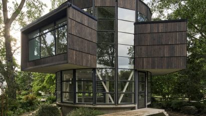 A lake house in Chile by Izquierdo Lehmann
