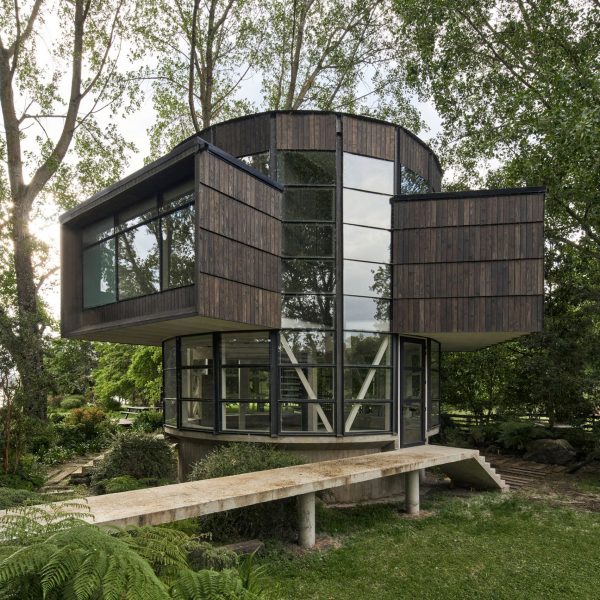 A lake house in Chile by Izquierdo Lehmann