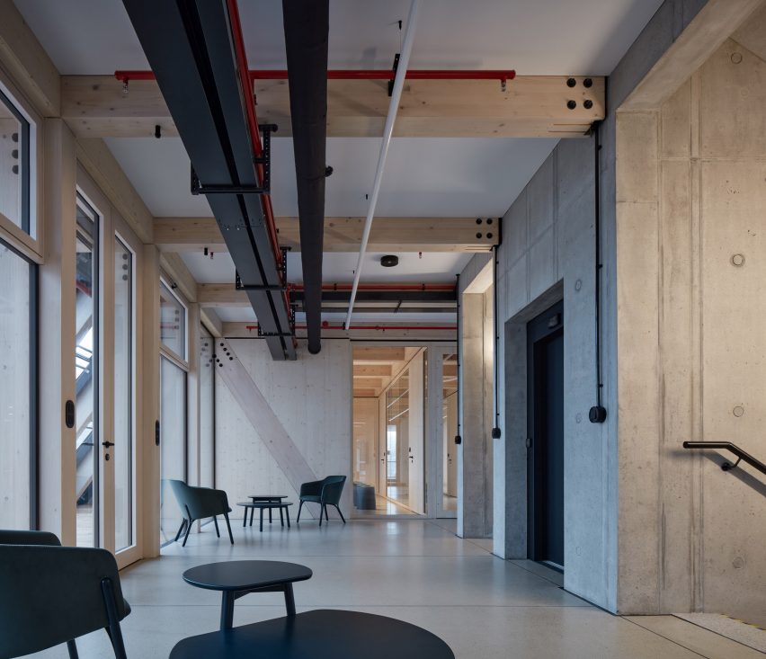 Kloboucká lesní HQ by Mjölk Architekti