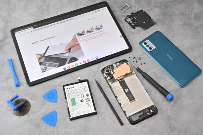 A G22 Nokia phone in pieces