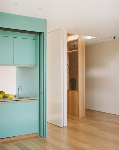 Turquoise kitchen in Elsternwick Penthouse