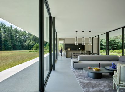 One-storey rectilinear house with floor-to-ceiling glazing