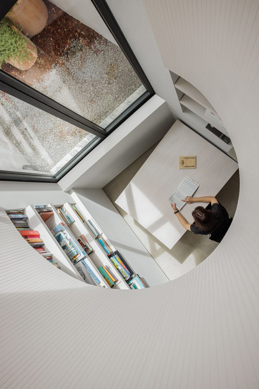 Casa Vertical by Tsou Arquitectos