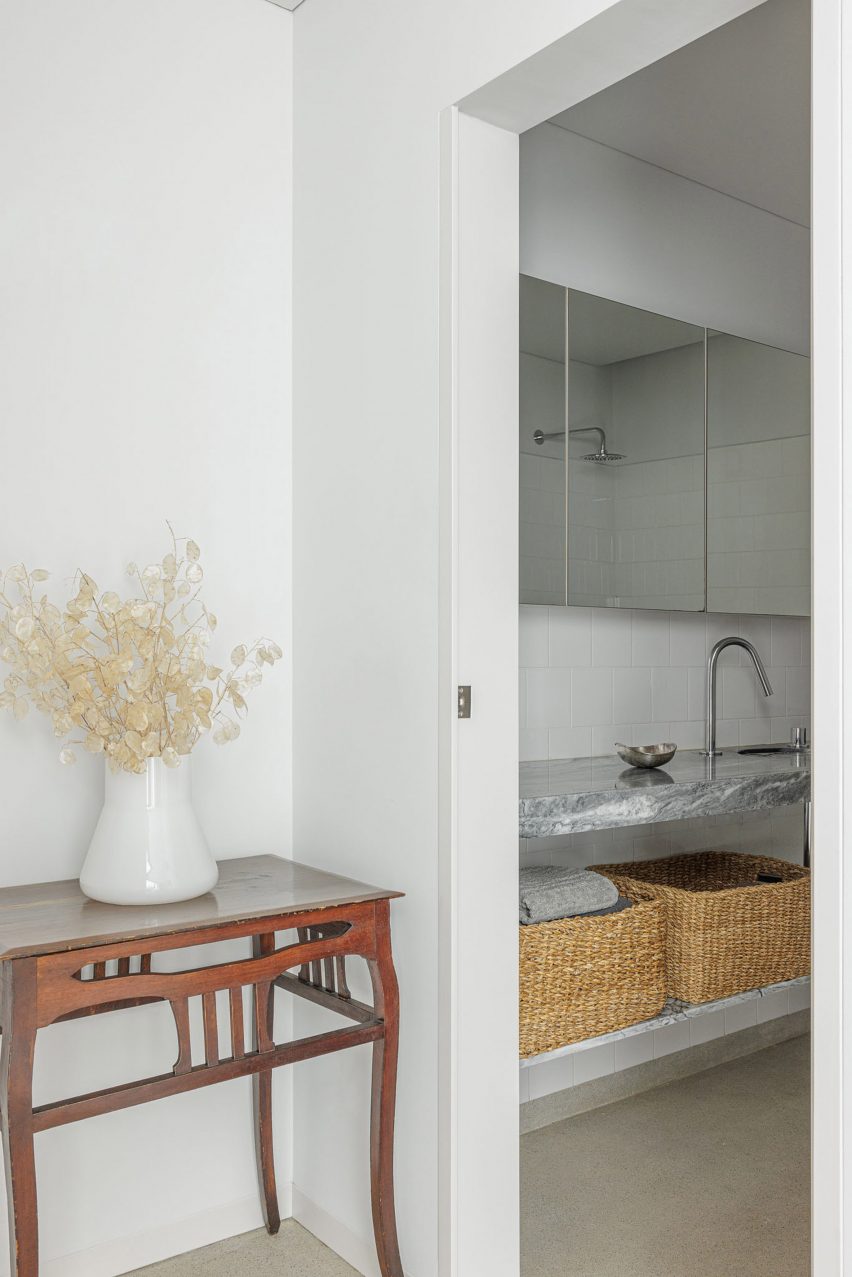 Casa Vertical by Tsou Arquitectos
