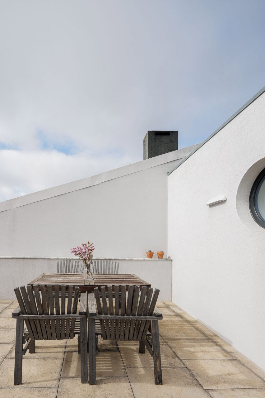 Casa Vertical by Tsou Arquitectos