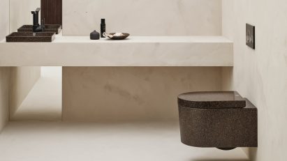 Woodio wood chip bathroom