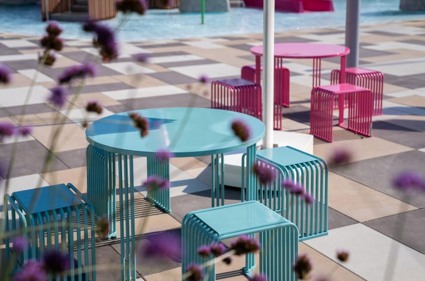 .015 Octopus galvanised steel table