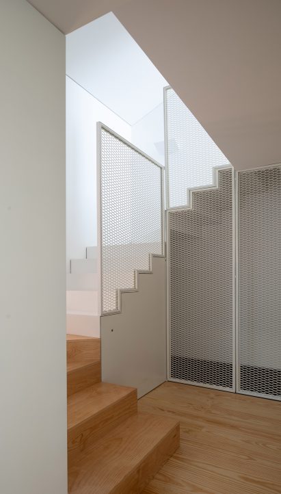 Wood and metal staircase by Anarchlab