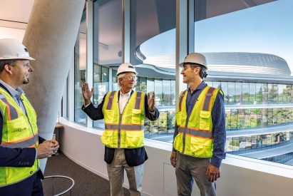 Bill Hellmuth speaking to another construction worker