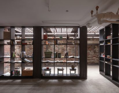Library space with pivoting shelves
