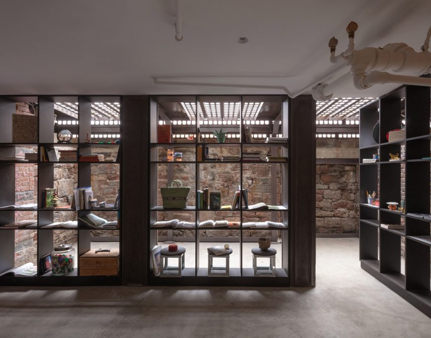 Library space with pivoting shelves