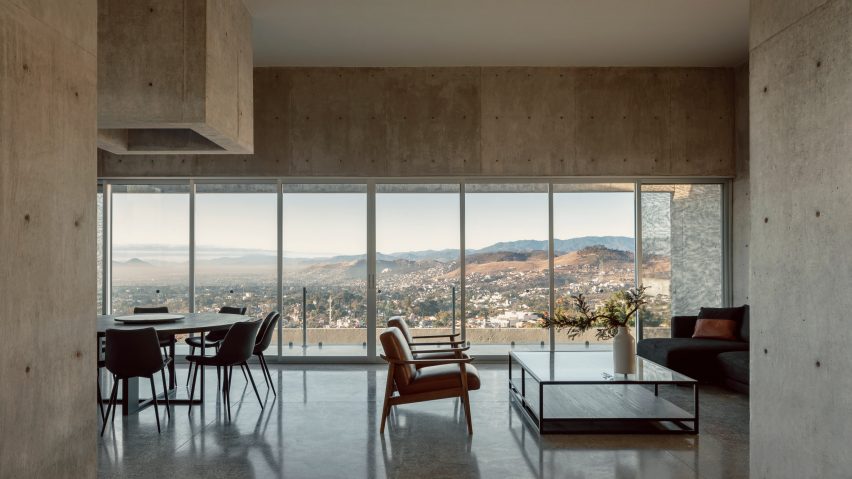 Espacio 18 Arquitectura cantilevers a sculptural concrete house in Oaxaca