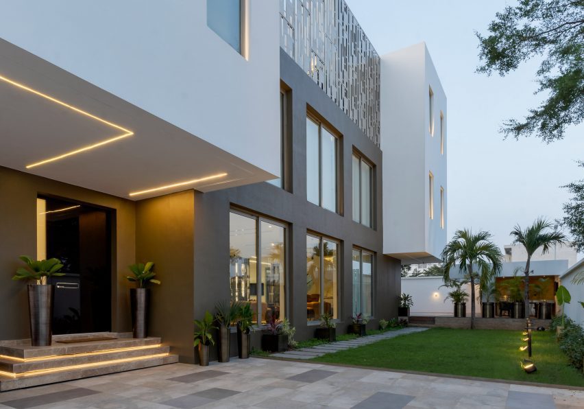 Exterior entrance of the Lantern House by CmDesign Atelier