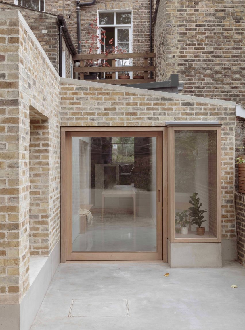 Exterior of De Beauvoir Extension by Architecture for London