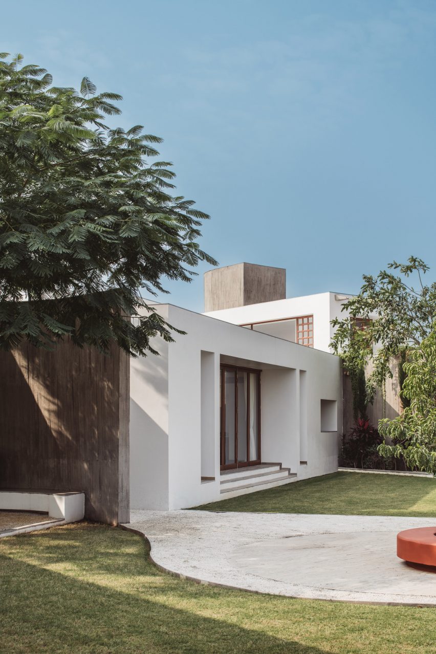 Single-storey white house with a grass garden