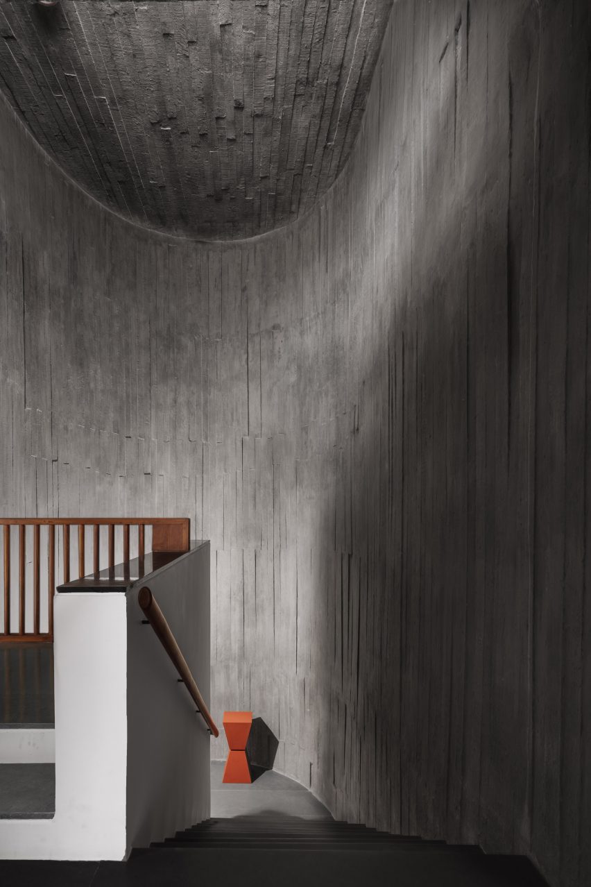 Top of a staircase with rounded concrete walls