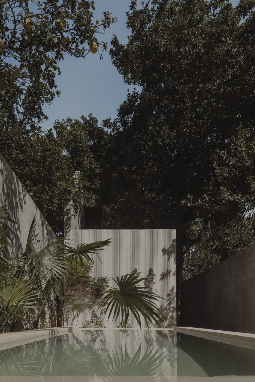 Outdoor swimming pool in a concrete courtyard by FMT Estudio