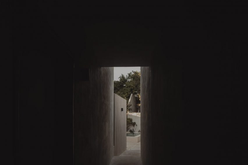 Covered walkway leading to the El Tiron house by FMT Estudio