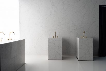 Marble-toned Grohe wash basins with gold faucets