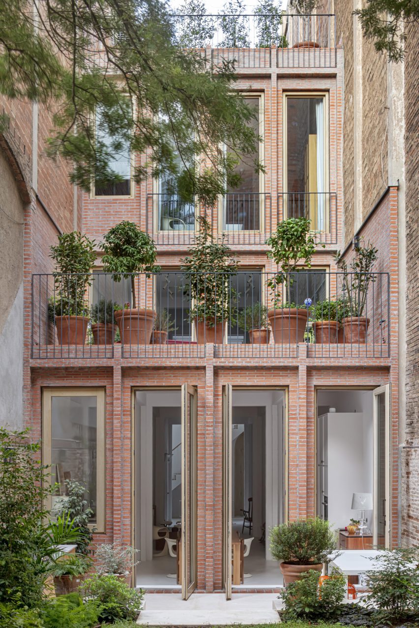 Brick rear extension at an apartment in Barcelona by Harquitectes