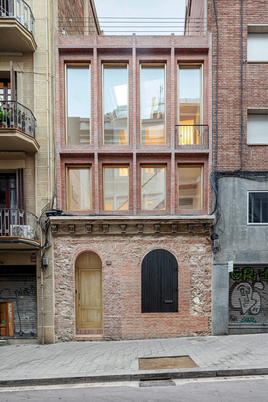 Brick rear extension at an apartment in Barcelona by Harquitectes