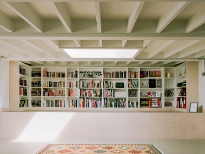 Minimalist living room inside House by the Sea by Of Architecture