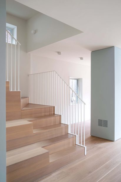 Oak staircase with built-in bleachers and white guardrails
