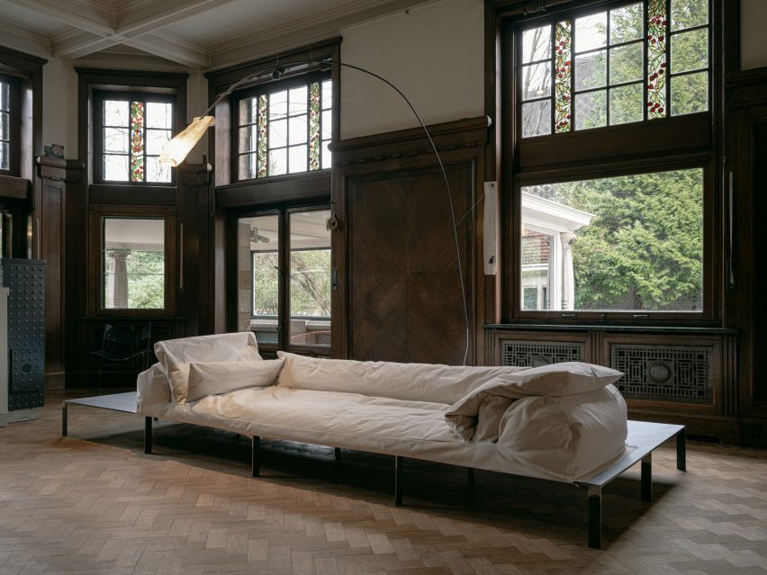 Lazy Pillows by Lukas Gchwandtner for Maniera