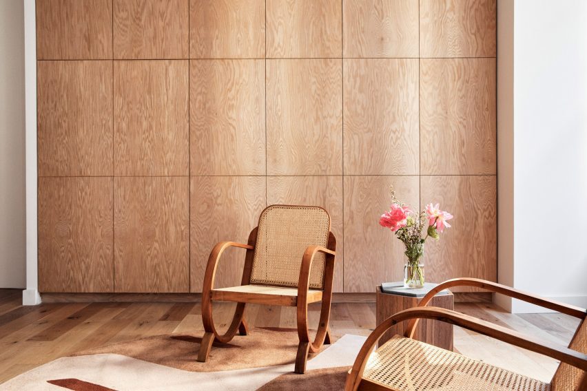 Wooden chairs on top of a rug inspired by Roberto Burle Marx