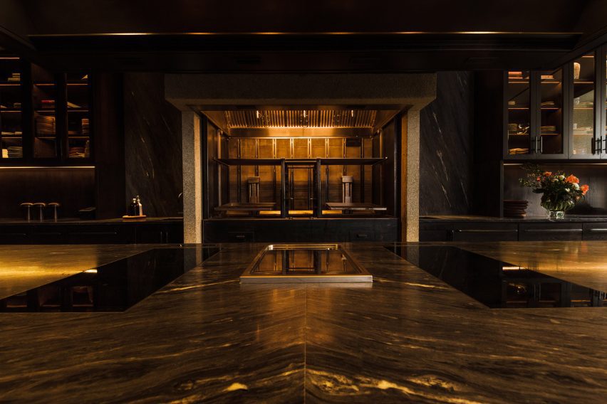 Grey dark quartzite stone kitchen surface in Cozinha das Flores