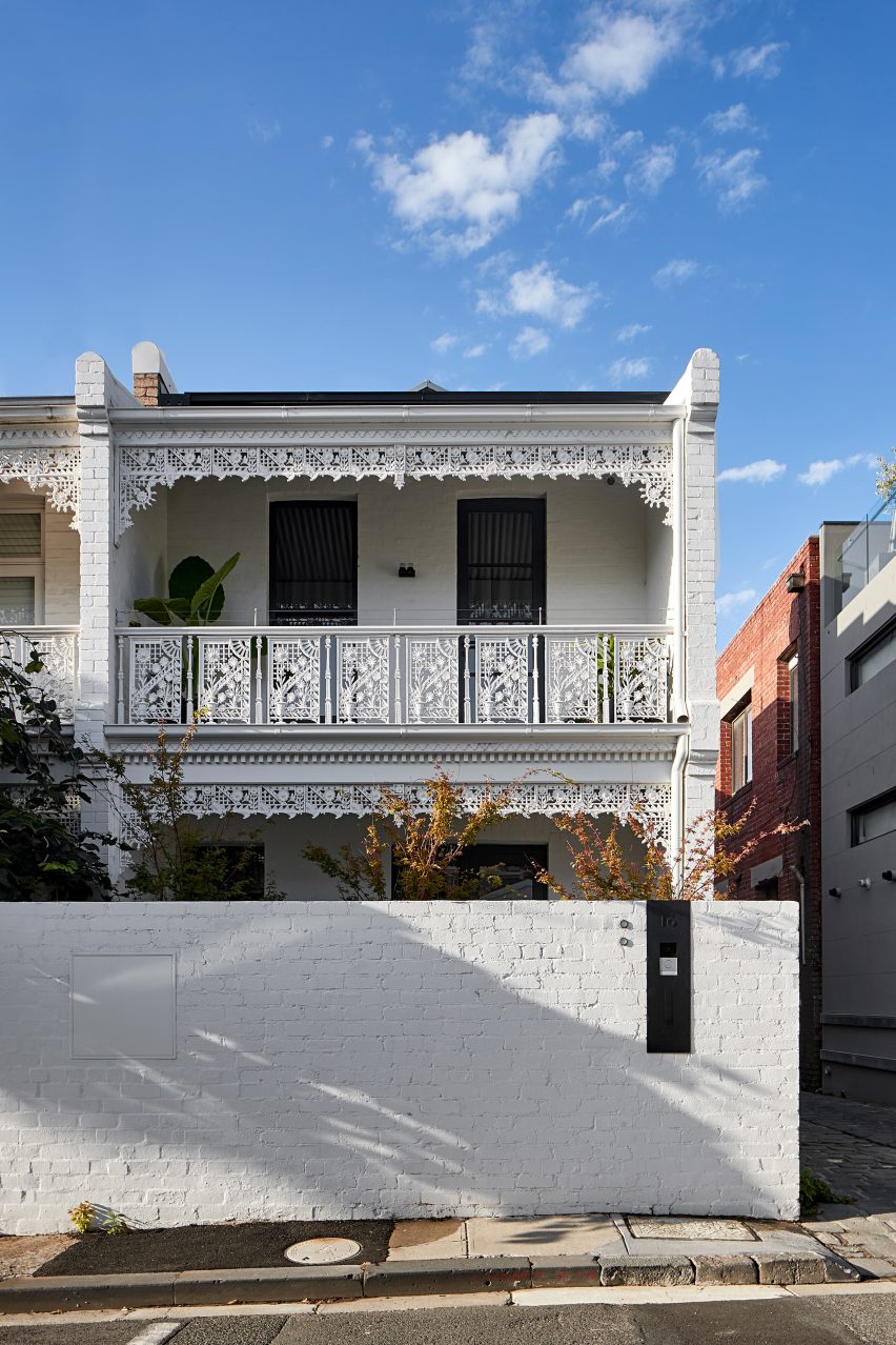 Exterior of St Martins Lane extension in Melbourne by Matt Gibson Architecture + Design
