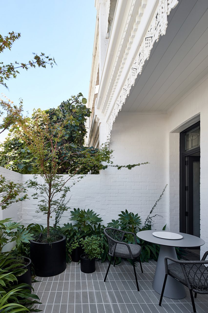 Exterior of St Martins Lane extension in Melbourne by Matt Gibson Architecture + Design