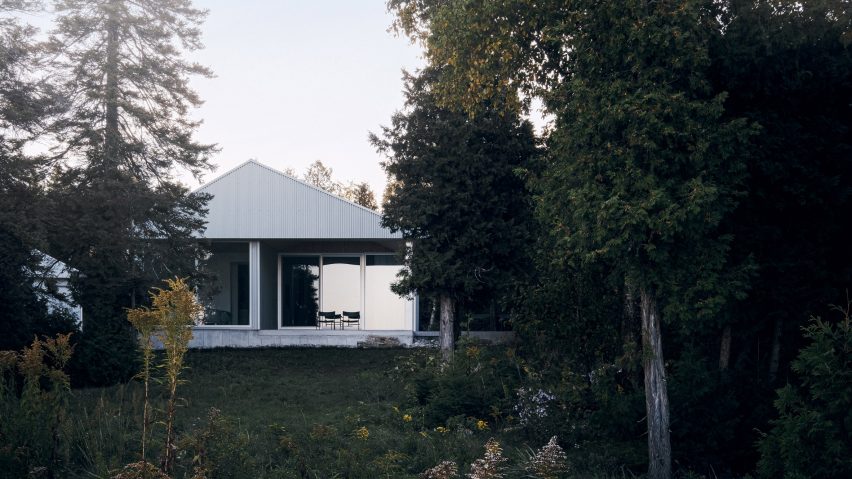 Canadian home in woodland by StudioAC