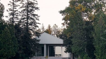 Canadian home in woodland by StudioAC
