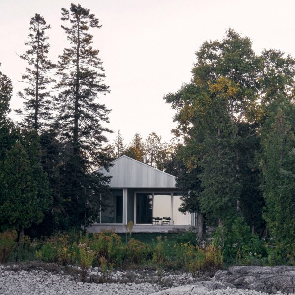Canadian home in woodland by StudioAC