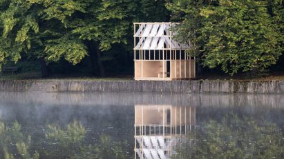 Lakeside pavilion by Grau Architects
