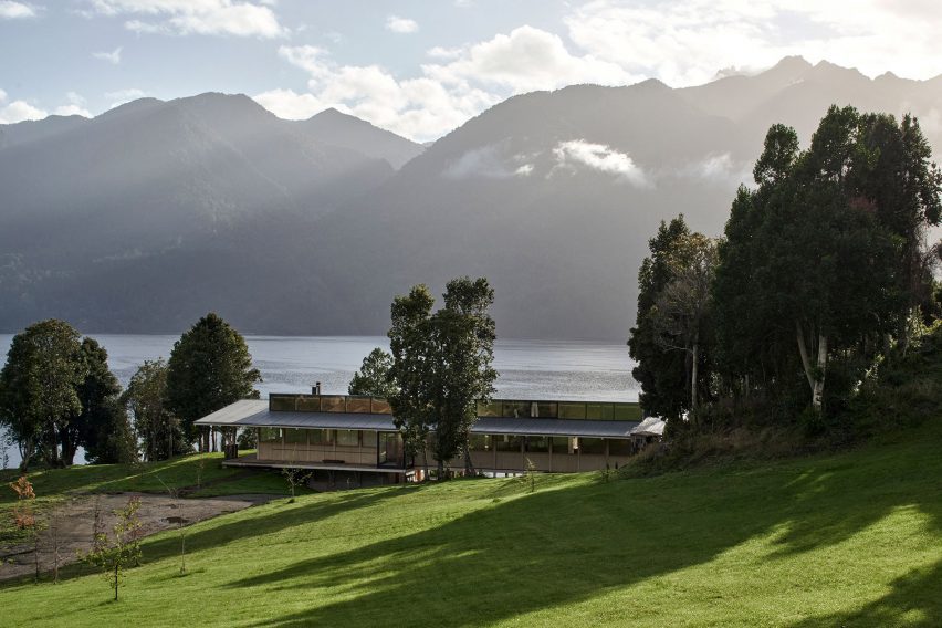 Exterior of Casa Granic by Tomas de Iruarrizaga by a lake in Chile